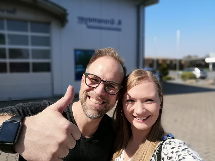 Jens Hovestadt, Außendienst Lack, und Maike Lampe, Unternehmenskommunikation, im Einsatz für die Bielefelder Lackier-Werkstätten.