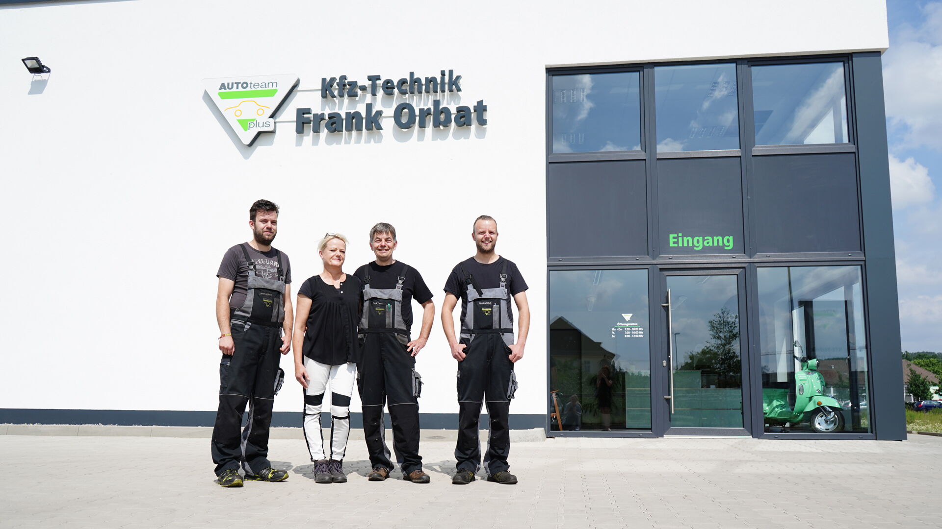 Ein starkes Team – Familie Orbat ist stolz auf Ihre neue Werkstatt.