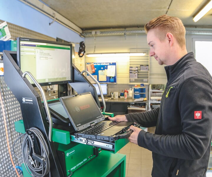 Elektronik ist Dustins Leidenschaft. Mithilfe des technischen Equipments lassen sich Werkstattabläufe optimieren Elektronik ist Dustins Leidenschaft. Mithilfe des technischen Equipments lassen sich Werkstattabläufe optimieren