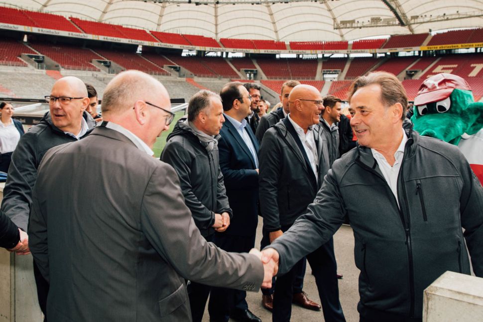 Frank Schröder (Vorstandsvorsitzende der WM SE) begrüßt herzlich einen Konzeptpartner.