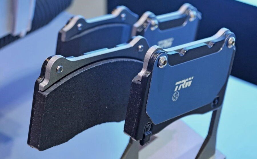 TRW ‚Electric-Blue‘: Das NVH-Verhalten der Beläge entscheidet über die Bremswirkung – speziell im kalten Zustand.