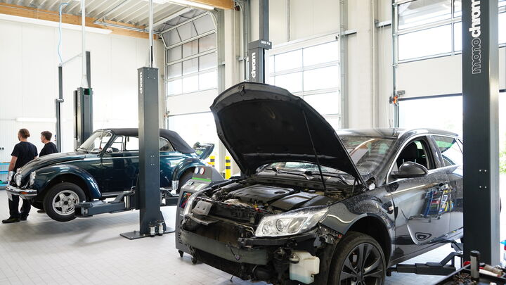 Mit vier Hebebühnen von monochrom ist die Kfz-Werkstatt Orbat bestens ausgestattet.