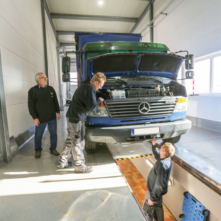 Die in Eigenregie gebaute Grube ermöglicht eine bequeme Analyse des Fahrzeugzustands sämtlicher XXL-Fahrzeuge wie LKW, Busse, Reisemobile und Wohnwagen.
