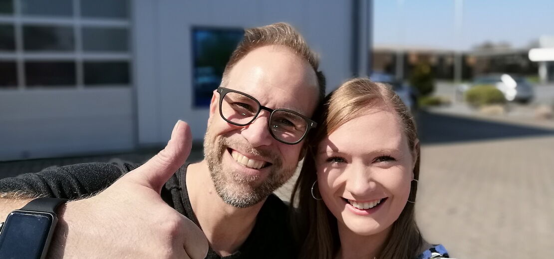 Jens Hovestadt, Außendienst Lack, und Maike Lampe, Unternehmenskommunikation, im Einsatz für die Bielefelder Lackier-Werkstätten.