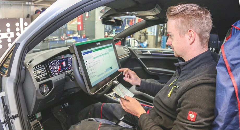 Dustin Kopp beim Ablesen der Werte für das Motormanagement. Dustin Kopp beim Ablesen der Werte für das Motormanagement.